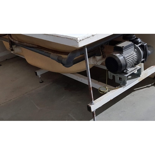 555 - Panel Enclosed Jacuzzi Bath (Un-Tested)