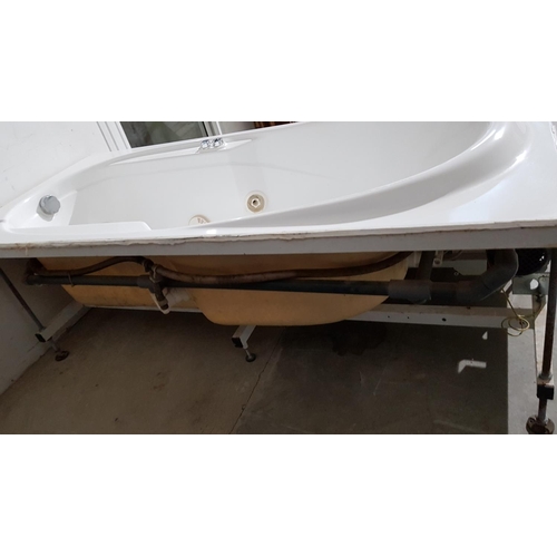 555 - Panel Enclosed Jacuzzi Bath (Un-Tested)