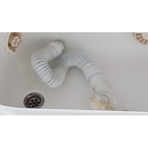 555 - Panel Enclosed Jacuzzi Bath (Un-Tested)