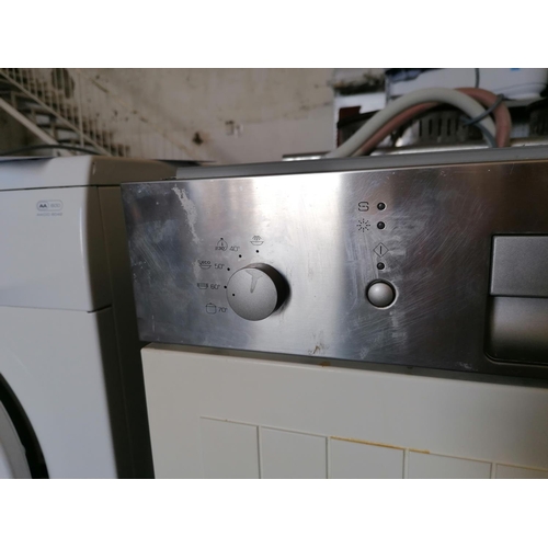 736 - Whirlpool Dishwasher (Integrated) with Silver and White Fronted Door