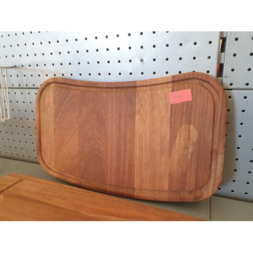 749 - 2 x Wooden Chopping Boards Together with 2 x White Finish Metal Wire Baskets (4) ** Trade sale, VAT ... 