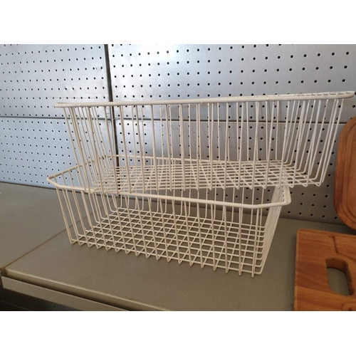 749 - 2 x Wooden Chopping Boards Together with 2 x White Finish Metal Wire Baskets (4) ** Trade sale, VAT ... 