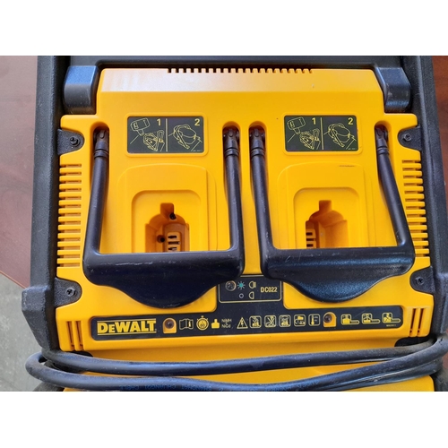764 - Dewalt DC-022 GB Work Light / Battery Charger * Tested & Light Working *