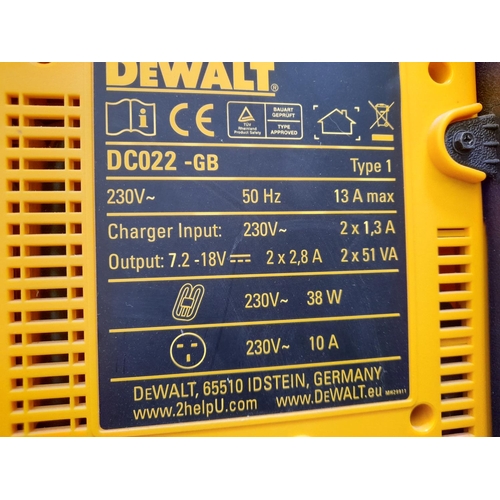 764 - Dewalt DC-022 GB Work Light / Battery Charger * Tested & Light Working *