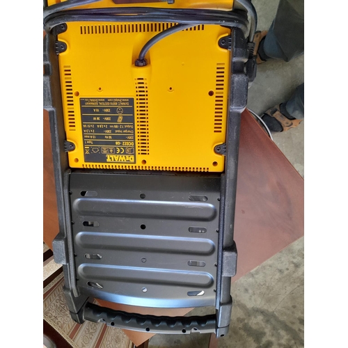 764 - Dewalt DC-022 GB Work Light / Battery Charger * Tested & Light Working *