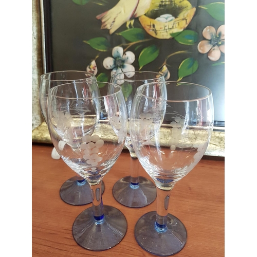 573 - Vintage Style Wine Set Decanter with Stopper and 4 x Wine Glasses (Engraved Glasses and Blue and Tra... 