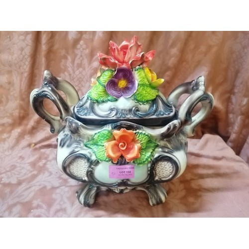 702 - Capodimonte Style Urn Type Pot with Lid on Lower Plate (H:30 x 34 x 19cm)
