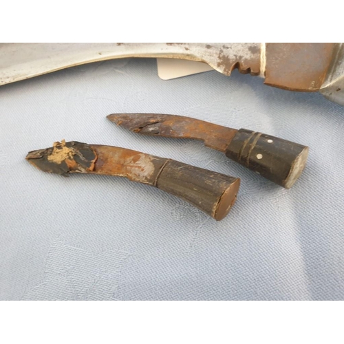 116 - Ghurka's Kukri Knife with 2 x Mini Daggers in Scabbard (a/f)