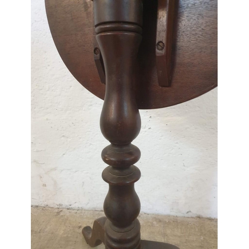 71 - Antique Oak Round Tilt-Top Side Table with Turned Pedestal Tripod Leg, (Approx. Ø:46cm x H:68cm)