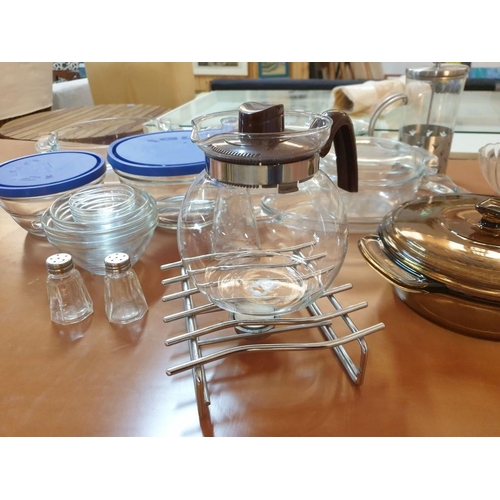 267 - Box of Assorted Kitchenware; Various Pyrex Dishes, Glass Coffee Pot, Cafeteria, Glass Bowls & Dishes... 