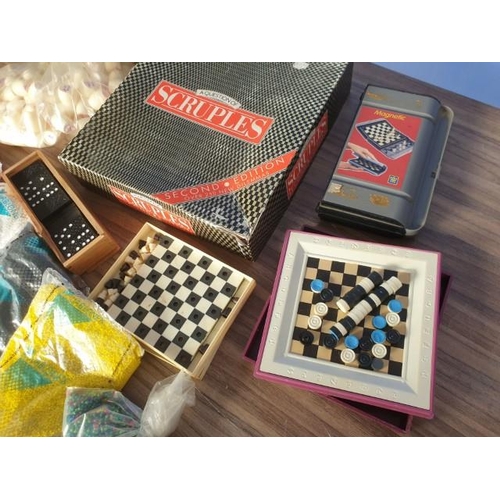 425 - Collection of Games; Dominoes, Scruples, Chess, Draughts, Bingo and Packs of Beads