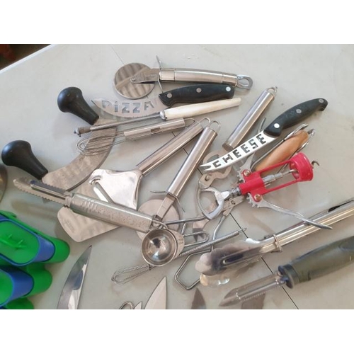 432 - Large Qty of Kitchen Items; Kitchen Knives, Pizza Cutters, Cheese Knives, Stainless Steel Items, Dra... 