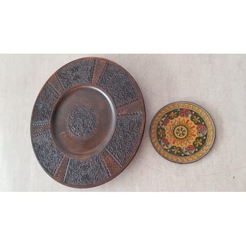 864 - 2 x Wall Ornaments; Small Brass & Enameled Round Decorative One (Ø: 12.5cm), Together with Retro Pol... 