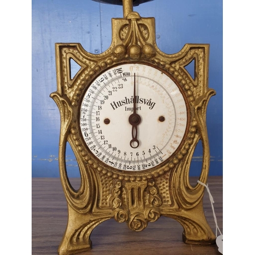 61 - Antique German 10kg Weighing Scales, 'Hushallsvag' with Metal Pan (Overall H: 35cm)