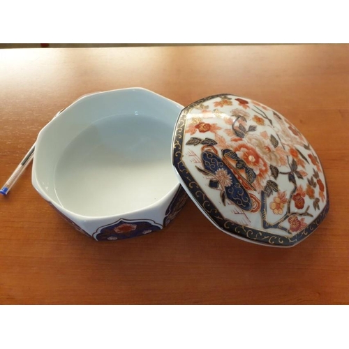 72 - Large Hand Painted Oriental Lidded Dish with Cobalt Blue & Gold, Flowers & Birds (Approx. Ø: 18cm, H... 