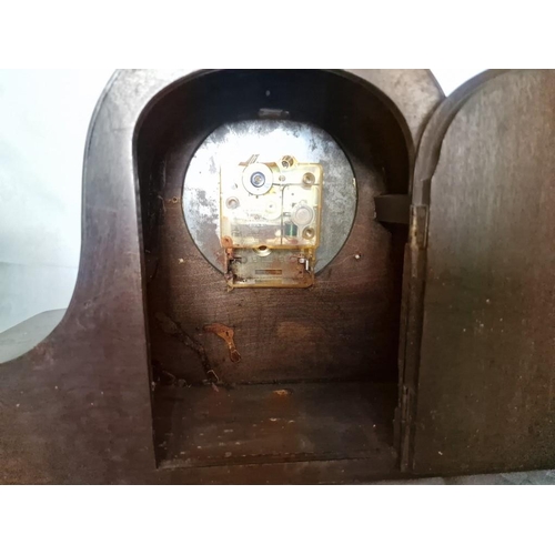 108 - Collection of 4 x Vintage Wooden Mantel Clocks; 2 with Quartz Movements and 2 with Mechanical Moveme... 