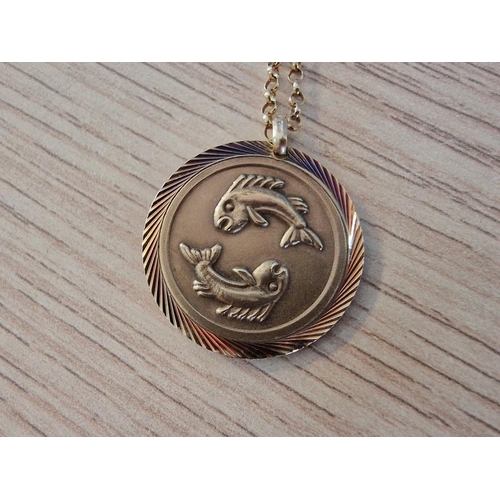 224 - 9ct Gold Reversible / Double Sided Round St Christopher & Pisces Pendant (Approx. Ø: 26mm), on 9ct G... 