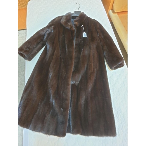 701 - 'Ingold Interlaken' Mink Fur Jacket (L:108cm, Sleeve L:52cm)