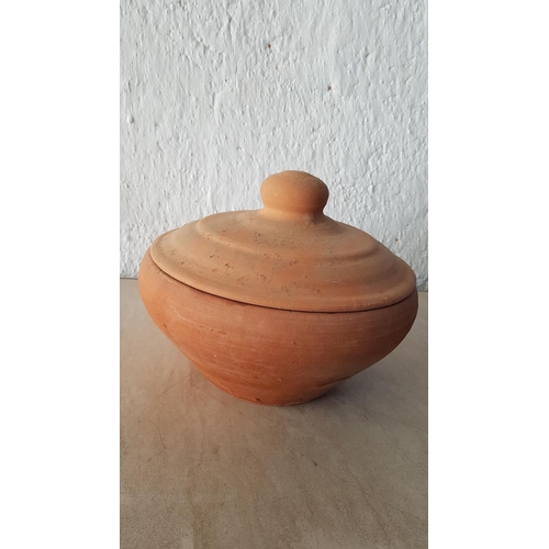 666 - Large Traditional Terracotta Dish / Casserole with Lid (H:16cm x Ø:22cm)