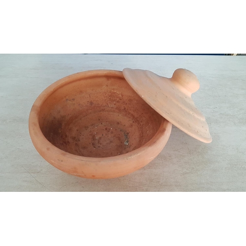 666 - Large Traditional Terracotta Dish / Casserole with Lid (H:16cm x Ø:22cm)
