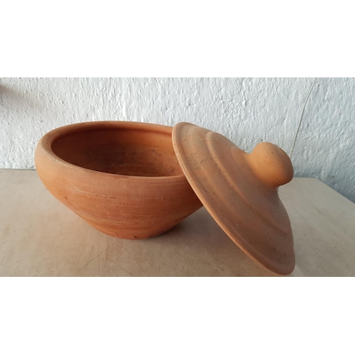 666 - Large Traditional Terracotta Dish / Casserole with Lid (H:16cm x Ø:22cm)