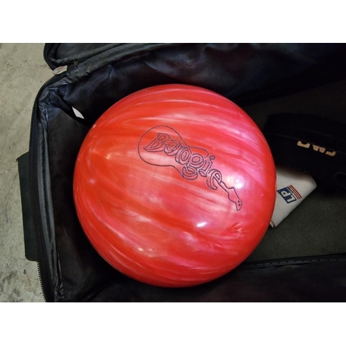 135 - 10-Pin Bowling Ball in Carry Case, 'AMF Extreme'