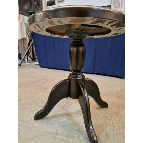 199 - Round Pedestal Side Table, Black Colour Finish with Clock Decoration and Glass Top