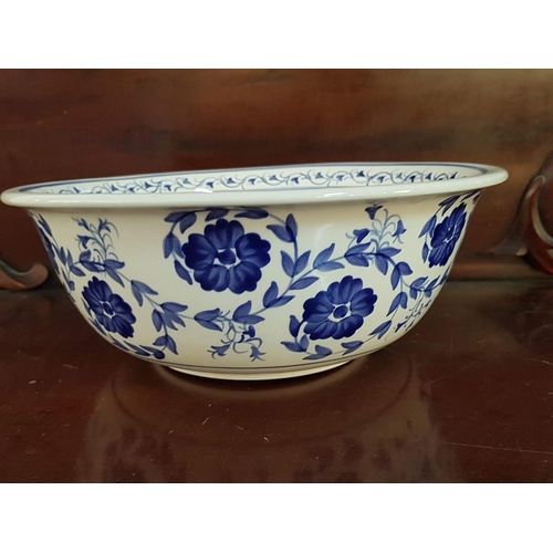 502 - Large Ceramic Blue / White Floral Pattern Salad / Fruit Bowl (Ø30 x H:11cm)