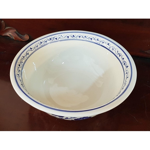 502 - Large Ceramic Blue / White Floral Pattern Salad / Fruit Bowl (Ø30 x H:11cm)