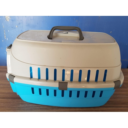 547 - Plastic Travel Carrier / Pet Carrier (45 x 32 x 25cm)