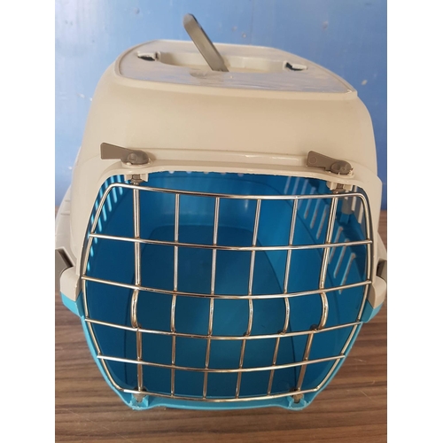 547 - Plastic Travel Carrier / Pet Carrier (45 x 32 x 25cm)