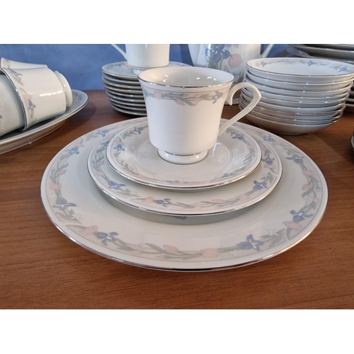 731 - Fine China Dinner Service and Tea Set in 'French Flower' Pattern by 'R.T. 87'