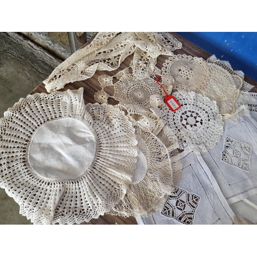 752 - Collection of Table Clothes and Doilies / Decoration (see multiple photographs)