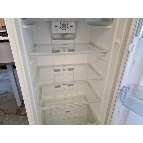 765 - Whirlpool Fridge Freezer, White Colour, Model: ARC4110), (Approx. 60 x 64 x 187cm)