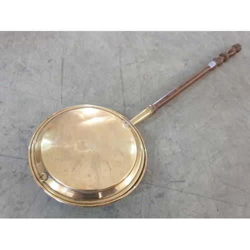 780 - Brass Bed Warming Pan with Turned Wood Handle (Overall Approx. 108cm)