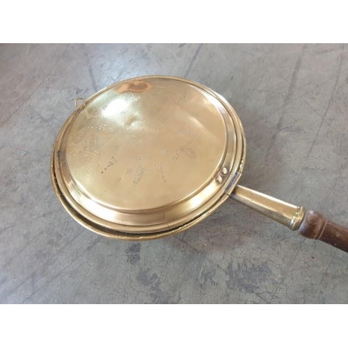 780 - Brass Bed Warming Pan with Turned Wood Handle (Overall Approx. 108cm)