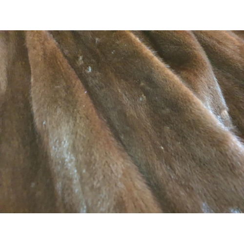 699 - 'Ingold Interlaken' Mink Fur Jacket (L:108cm, Sleeve L:52cm)