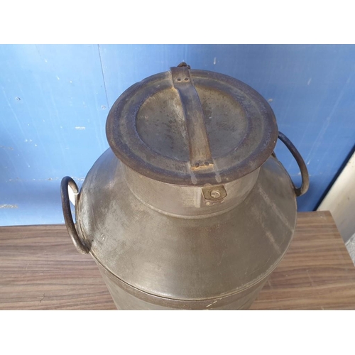 651 - 10 Gallon White Metal Milk Churn, (Approx. H: 60cm)