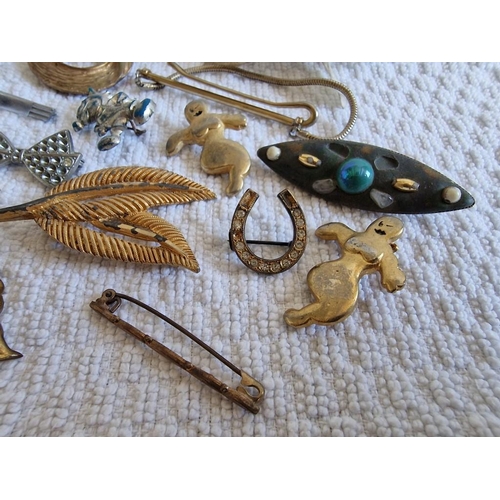 185 - Collection of Approx. 36 x Vintage Broaches