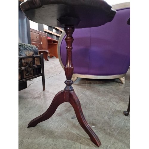 286 - 2 x Antique Style Side Tables; Leather Top Pedestal (Ø: 36cm, H: 50cm) and Wood with Cabriole Legs (... 