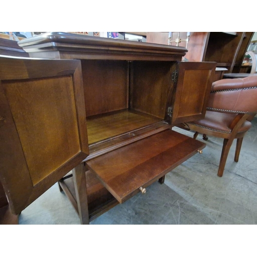 303 - Dark Wood Classical Style Drinks / Hi-fi / TV Cabinet with Revolving Top, Double Cupboard, Slide-Out... 