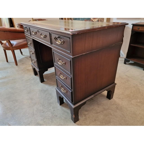 307 - Leather Top Twin Pedestal Desk with 8-Drawers, (Approx. 122 x 61 x 83cm)