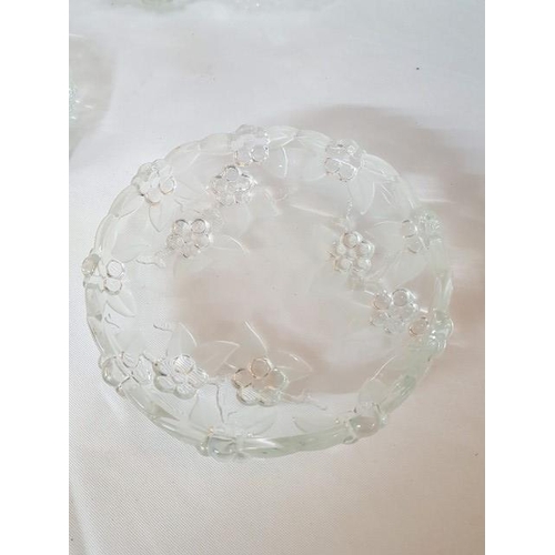 190 - Large Glass Decorative Retro Cake Plate (Ø31cm) and 6 x Matching Cake Plates (Ø16cm each)