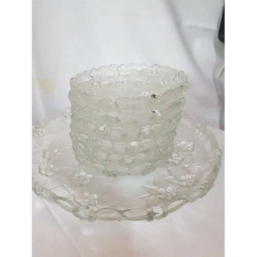 190 - Large Glass Decorative Retro Cake Plate (Ø31cm) and 6 x Matching Cake Plates (Ø16cm each)