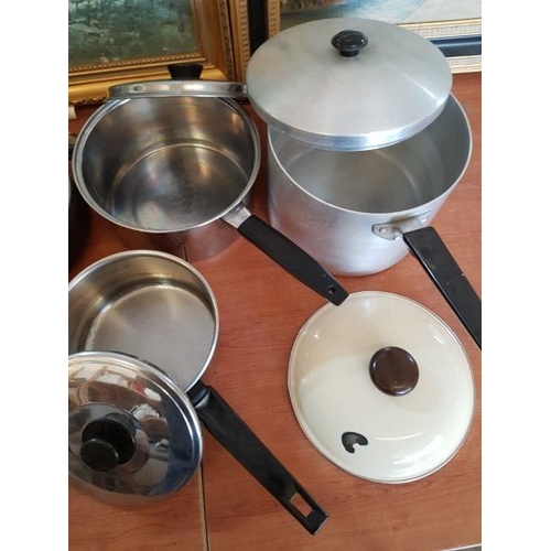 402 - 8 x Saucepans of Various Sizes with Lids