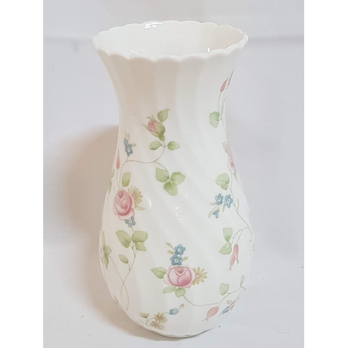 220 - Rosehip Wedgwood Bone China Vase (H:21cm) and Sugar Bowl with Lid (H:10.5cm and Ø11cm)