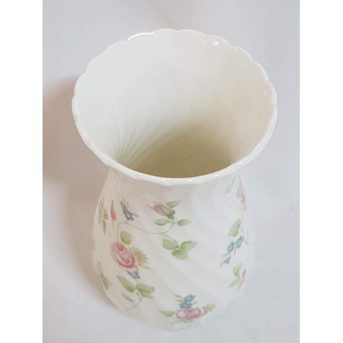 220 - Rosehip Wedgwood Bone China Vase (H:21cm) and Sugar Bowl with Lid (H:10.5cm and Ø11cm)