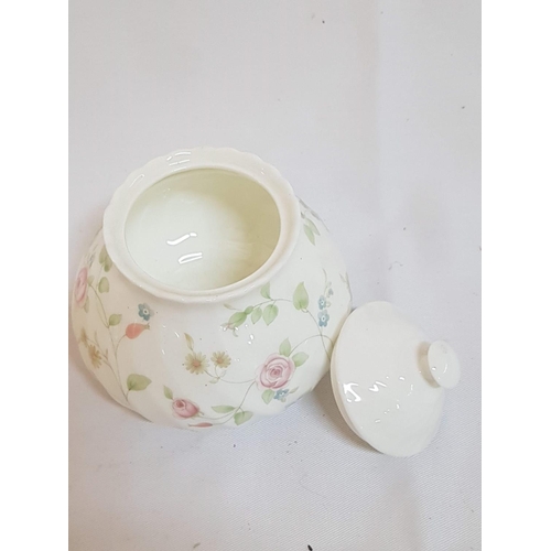 220 - Rosehip Wedgwood Bone China Vase (H:21cm) and Sugar Bowl with Lid (H:10.5cm and Ø11cm)