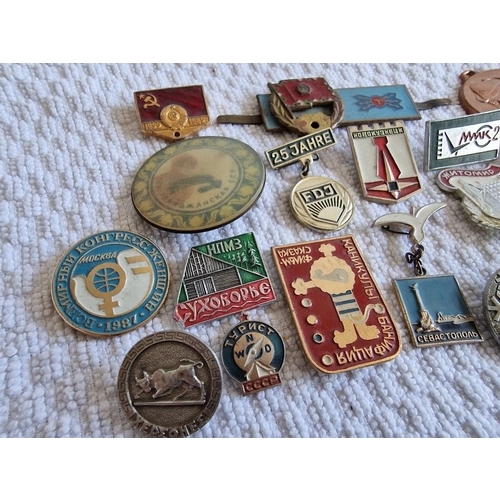 183 - Collection of Approx. 20 x Russian Badges / Pins