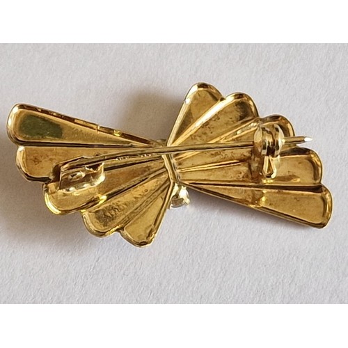 61 - Decorative 18ct Gold Broach 'Bow Tie' Design(?) Set with 3 x Clear Stones (Approx. 2.4g, W: 37mm)